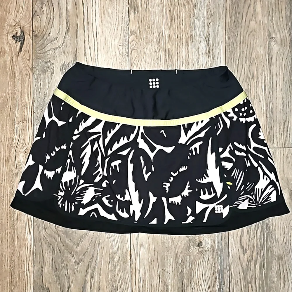 Title Nine Skort black floral print pocket pull on mesh lining